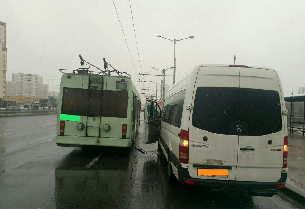 На Каменной горке в Минске троллейбус въехал в дверь маршрутки
