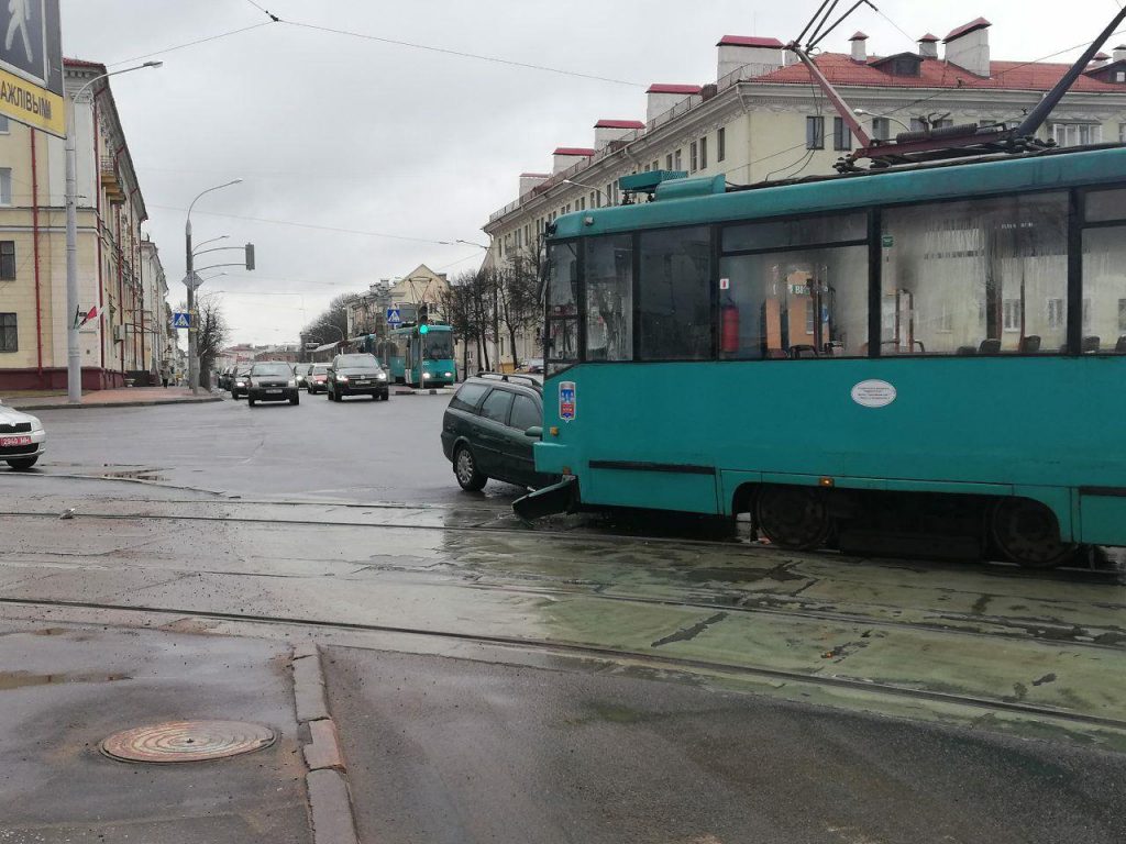 «Опель» влетел под трамвай в Минске