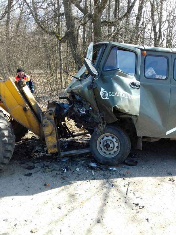 Автомобиль "Белпочты" попал в лобовое ДТП в Петриковском районе