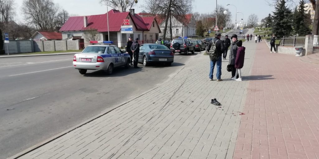В Волковыске автомобиль влетел в остановку, есть пострадавшие, люди хотели устроить самосуд