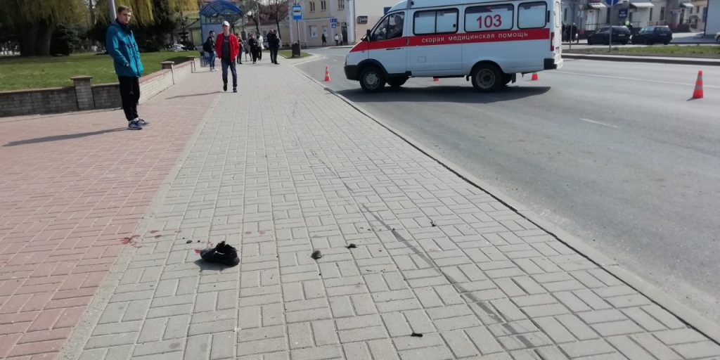 В Волковыске автомобиль влетел в остановку, есть пострадавшие, люди хотели устроить самосуд