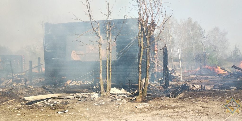 Возле границы с Россией сгорело сразу три дома и три хозпойстройки