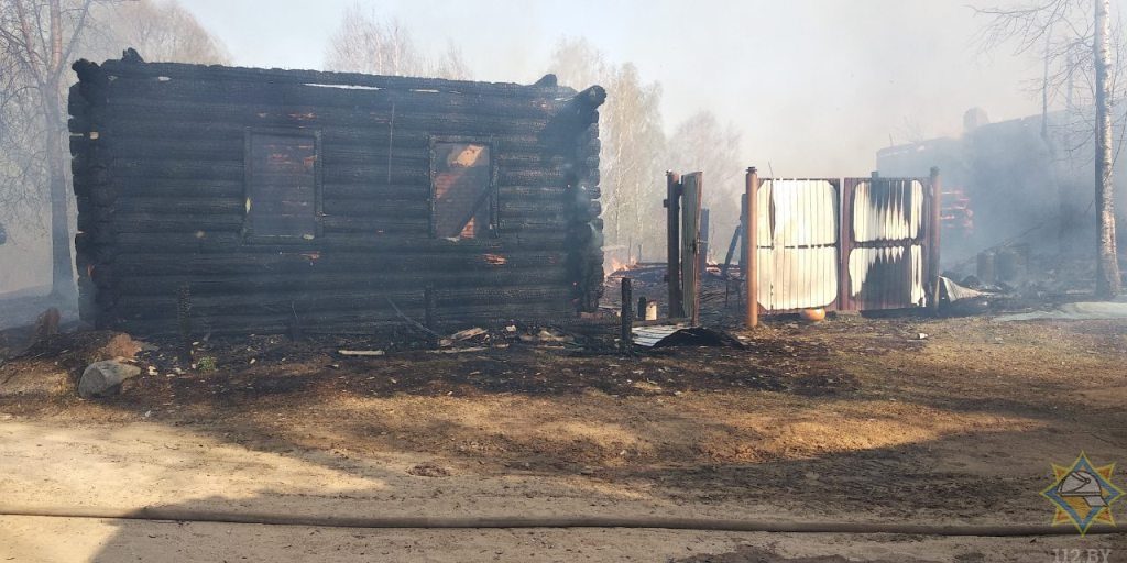 Возле границы с Россией сгорело сразу три дома и три хозпойстройки
