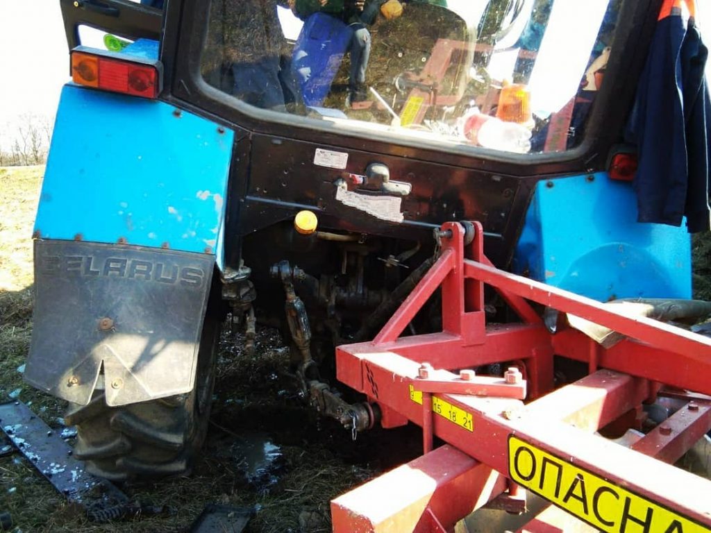 Под Барановичами на М1 микроавтобус протаранил трактор, погибла женщина