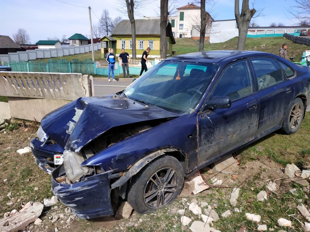 В Белыничах автомобиль протаранил бетонный забор