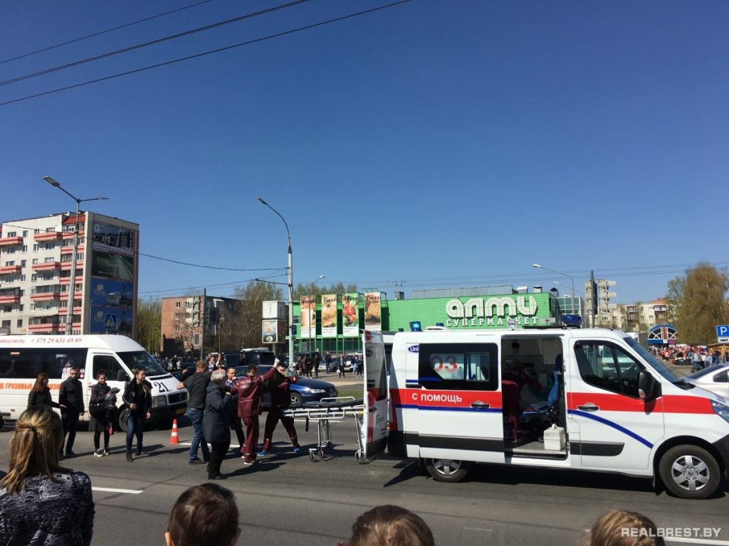 В Бресте машина сбила нескольких пешеходов на переходе (видео)