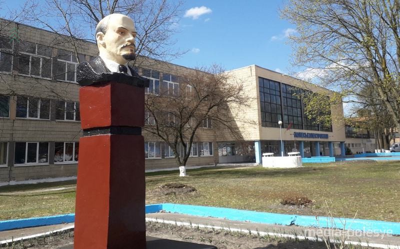 В Лунинце раскрасили памятник Ленину