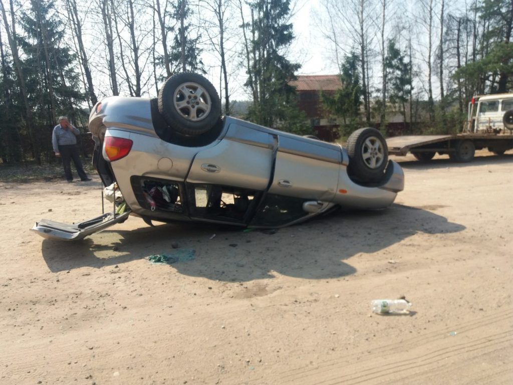 Под Полоцком Hyundai вылетел в кювет и перевернулся, пострадала жена водителя