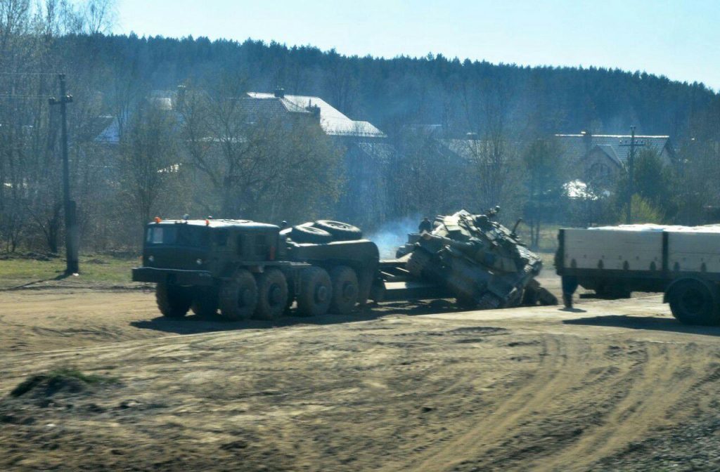 Фотофакт: под Минском с тягача упал танк