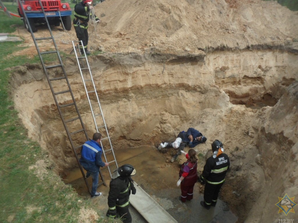 Мужчина упал в 4-метровую яму в Жлобинском районе