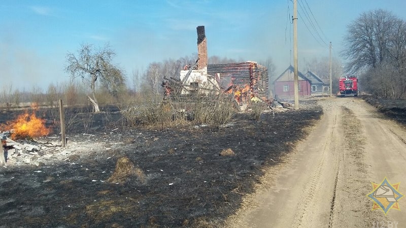 Два дома и сарай сгорели из-за весеннего пала травы
