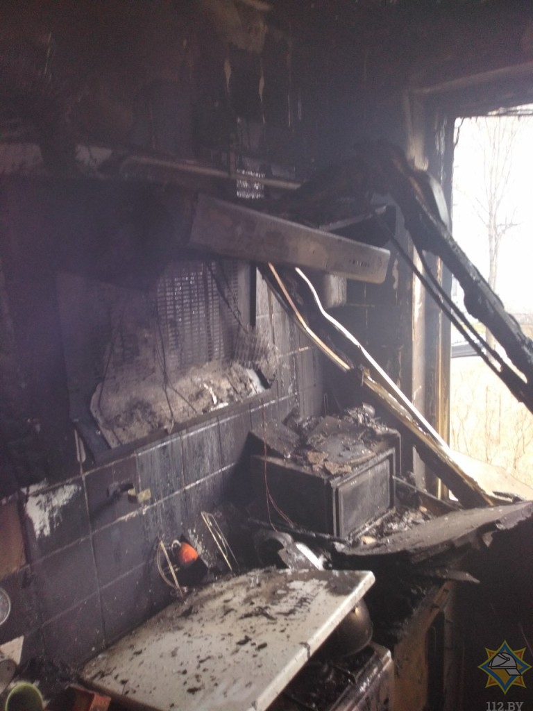 В Новогрудке на пожаре спасли четырех человек, 15 эвакуировали