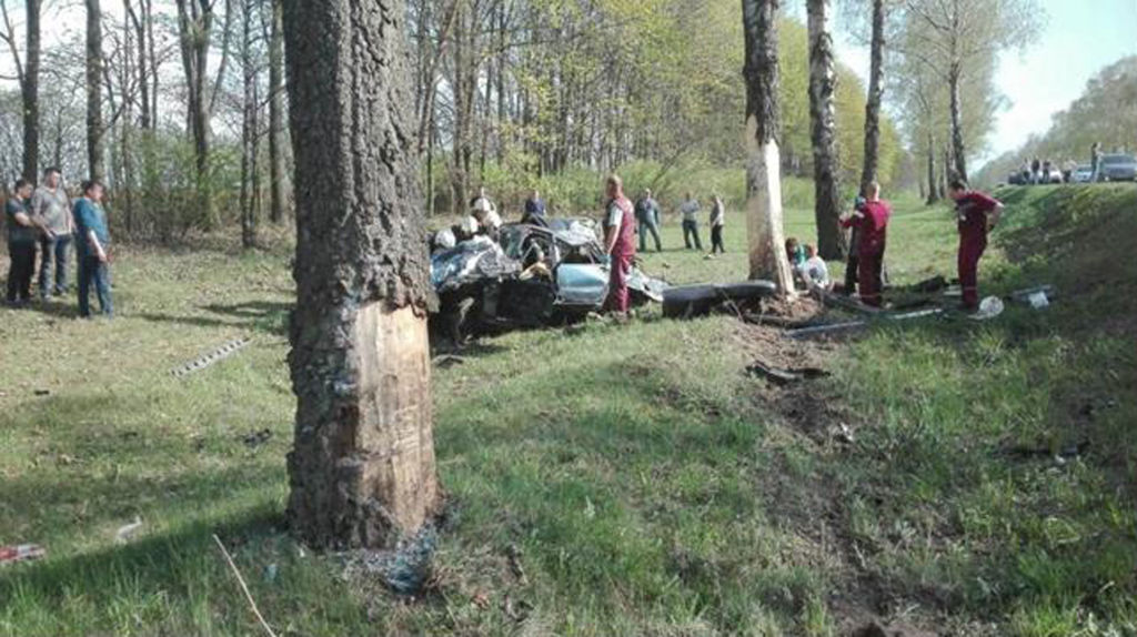 Под Солигорском джип Volvo разбился о дерево