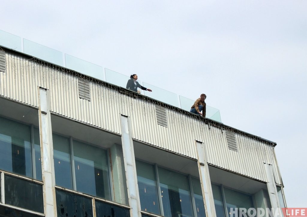 Парень пытался спрыгнуть с крыши универмага в центре Гродно