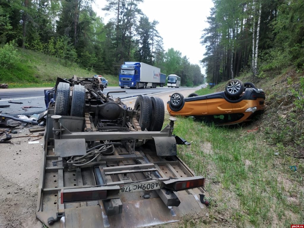 Land Rover с беларусскими номерами попал в смертельное ДТП в Псковской области