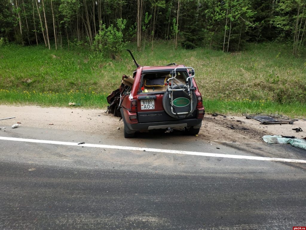 Land Rover с беларусскими номерами попал в смертельное ДТП в Псковской области