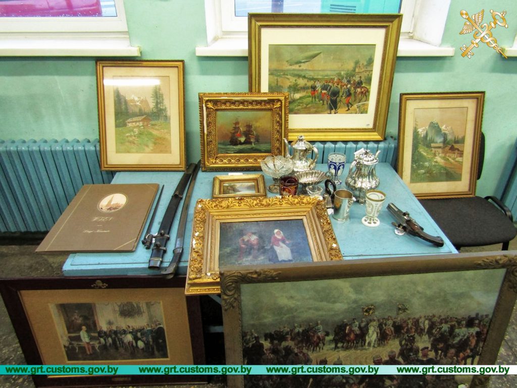 У россиянина в «Брузгах» изъяли казачью шашку, пистолет и картины
