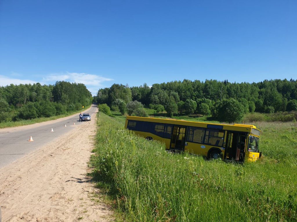 Под Минском пригородный автобус съехал в кювет, есть пострадавшие