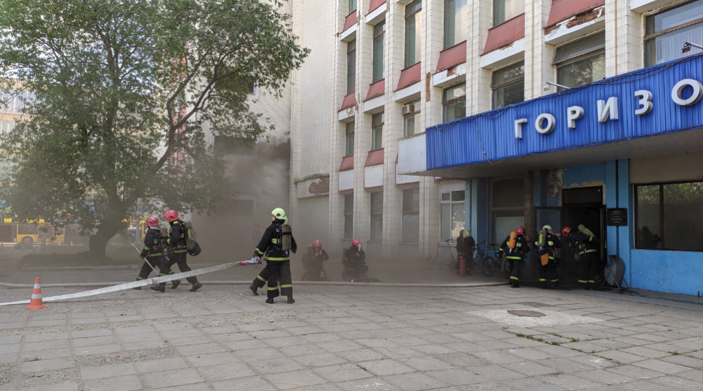 Из-за пожара эвакуируют людей с завода "Горизонт" в центре Минска