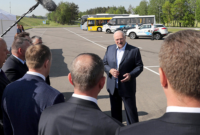 Лукашенко проехал на автобусе и похвалил Geely Atlas