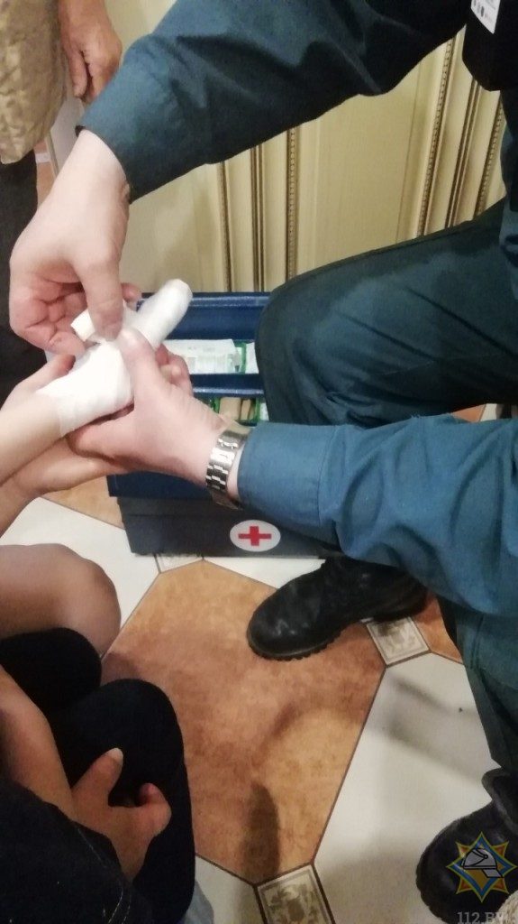 Под Гомелем спасатели освободили руку ребенка от пистолета