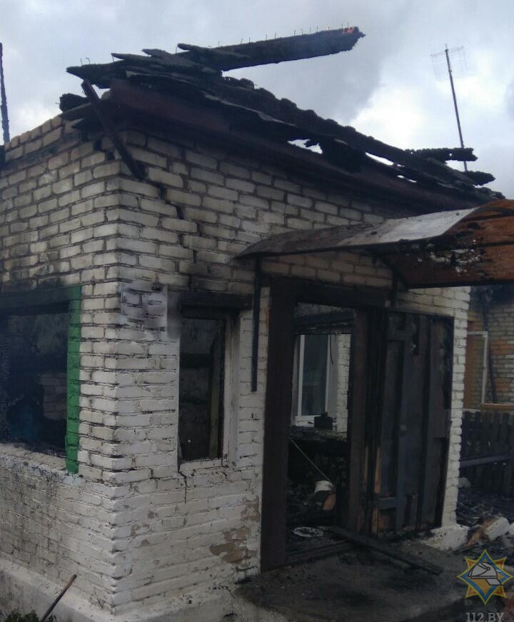 Спасатели вынесли пенсионерку из горящего дома в Любанском районе