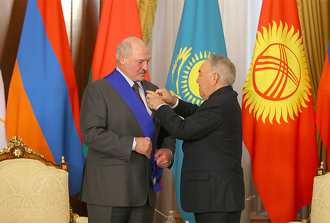 Лукашенко наградили орденом Елбасы