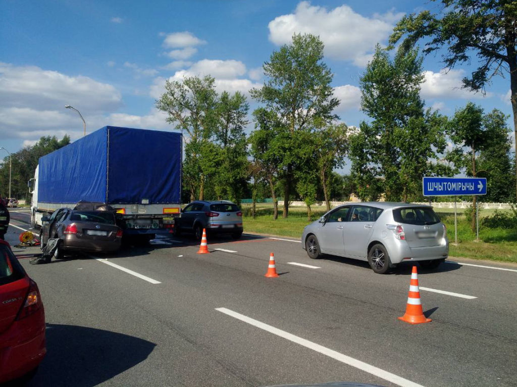 В Минском районе Volkswagen врезался в фуру — пострадали отец и сын