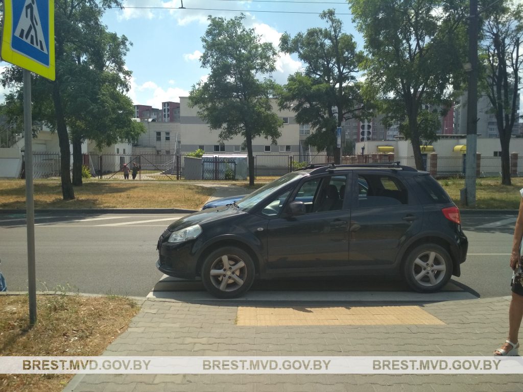 Бабушку с трехлетним внуком сбили на переходе в Бресте