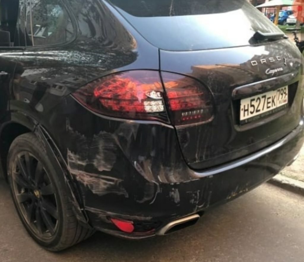 Пьяная женщина на Porsche c российскими номерами устроила скандал в Пинске