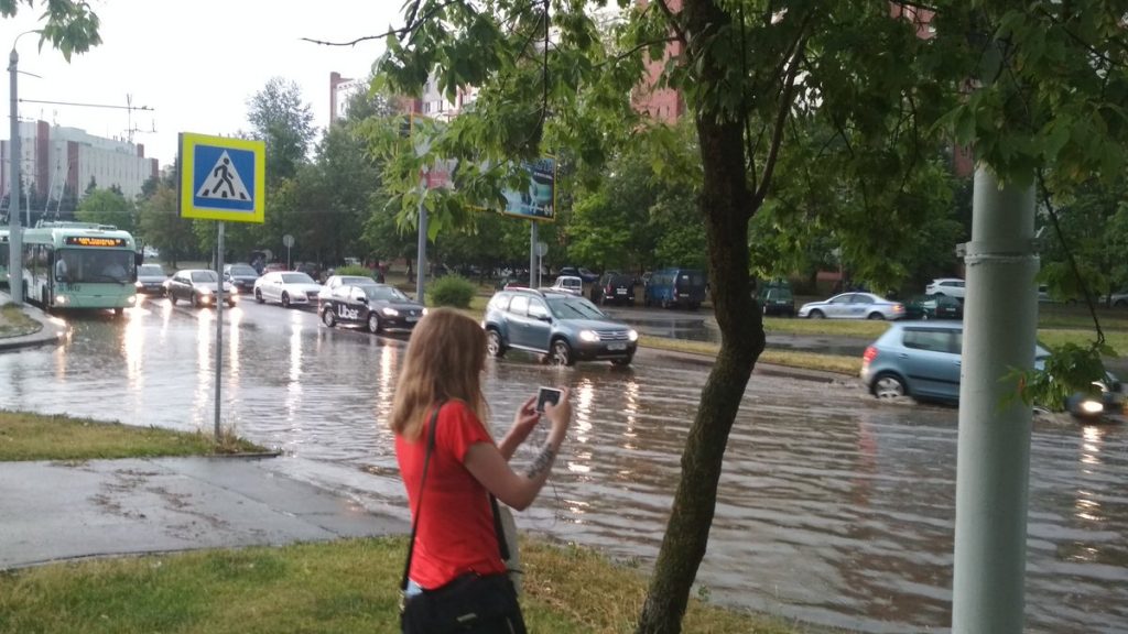 Гроза в Минске: затоплены улицы, поломаны рекламные щиты