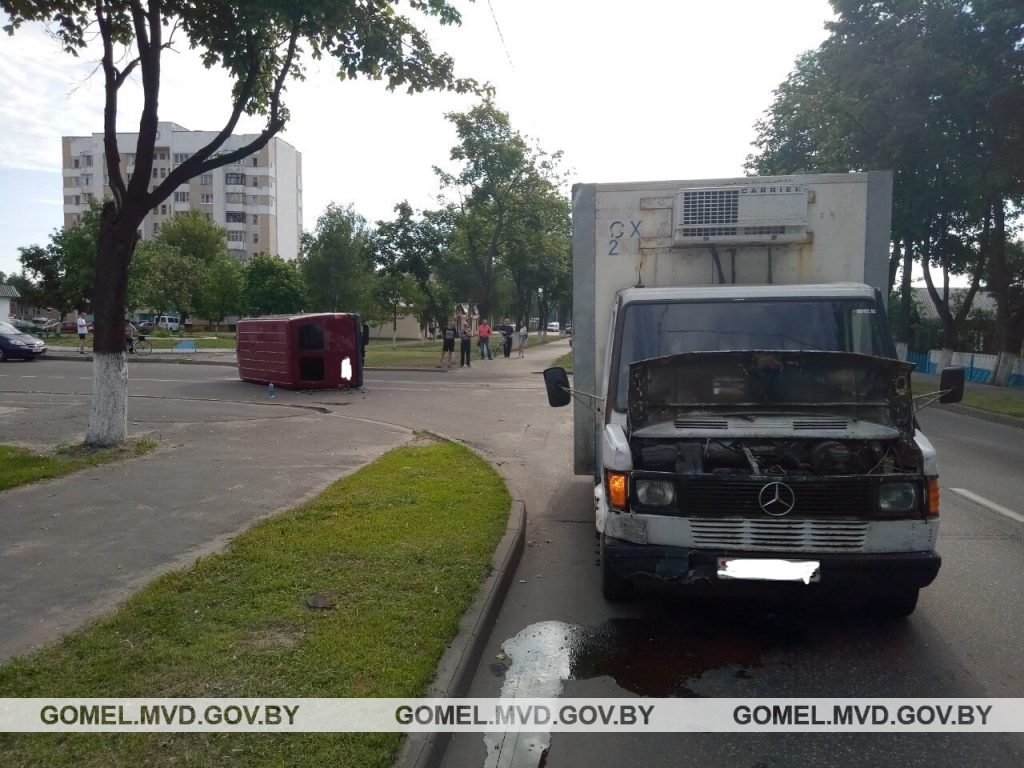 В Калинковичах фургон опрокинул микроавтобус