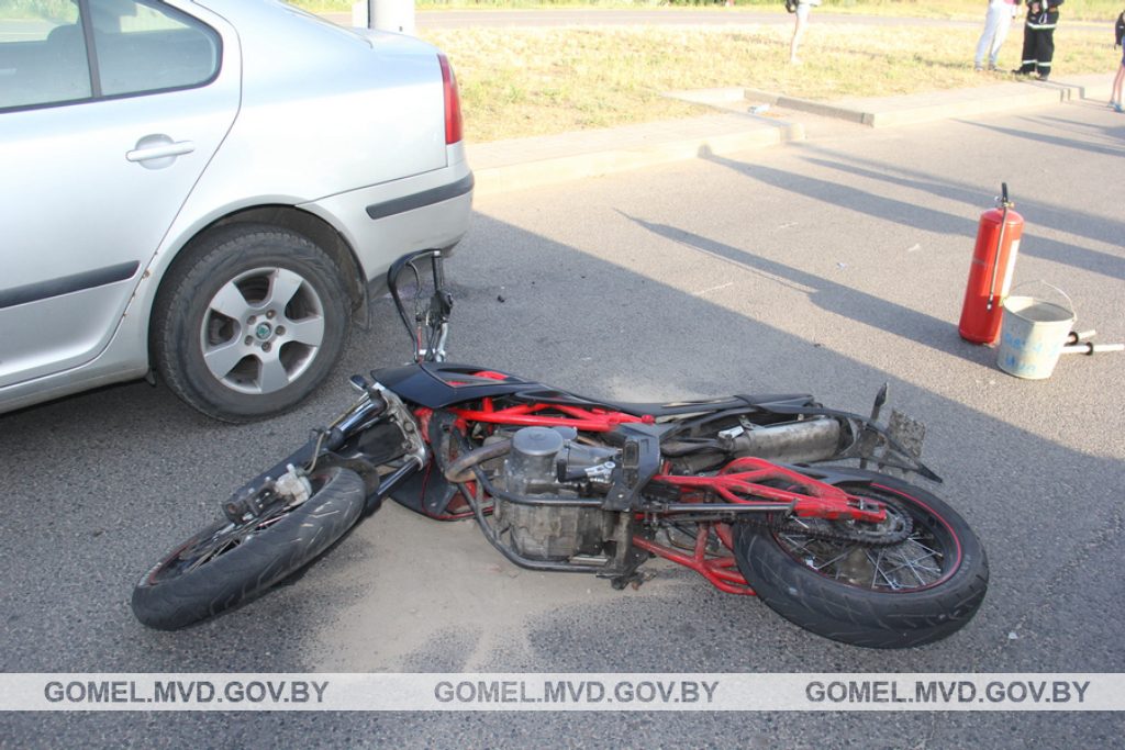 В Гомеле мотоциклист врезался в стоявшее авто и погиб