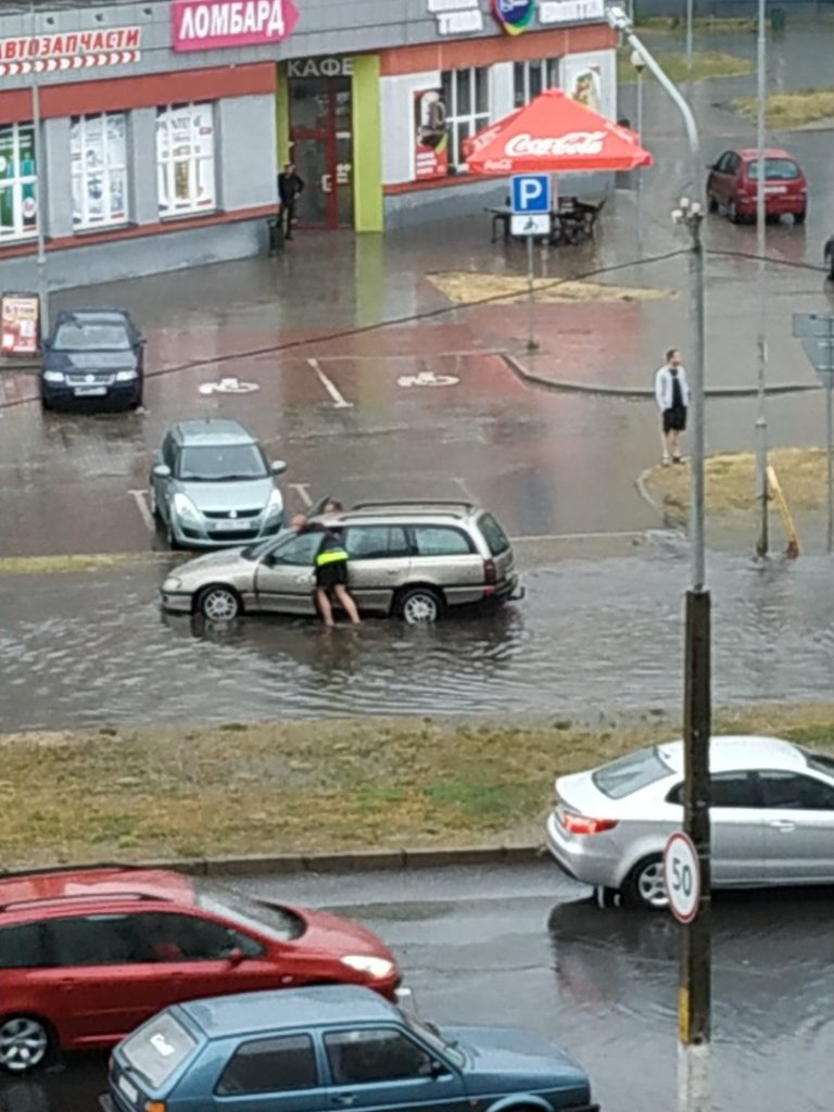 Мощнейший ливень затопил Пинск - по улицам плавают на лодке