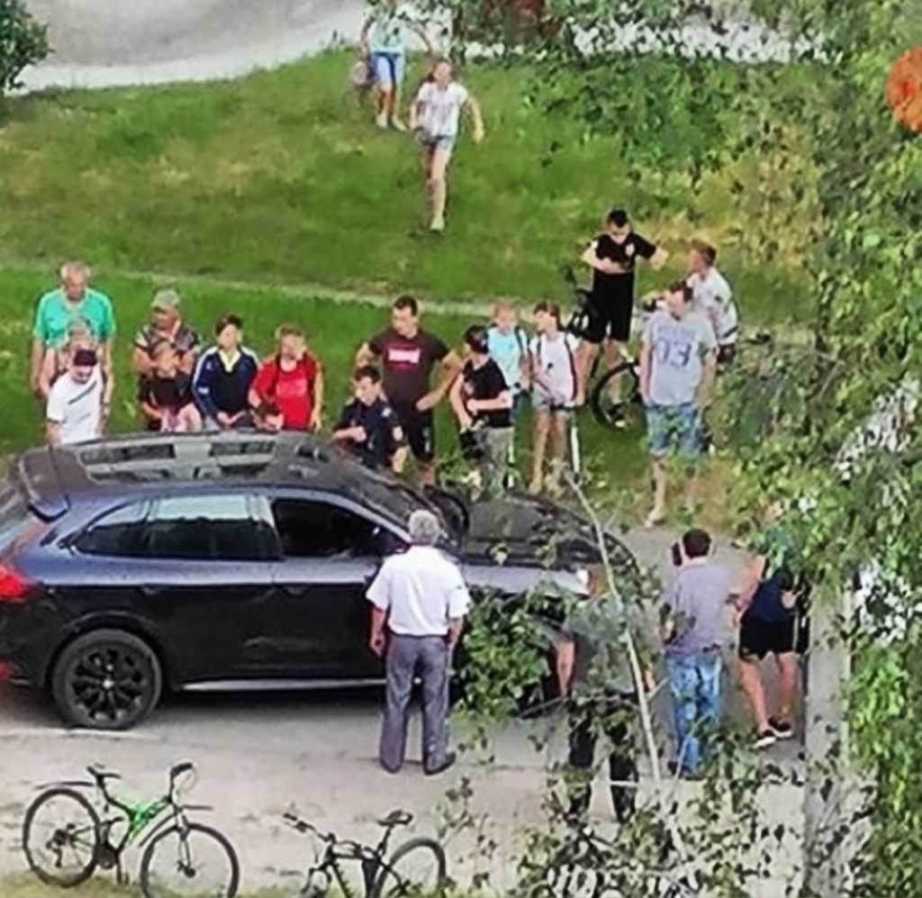 Пьяная женщина на Porsche c российскими номерами устроила скандал в Пинске