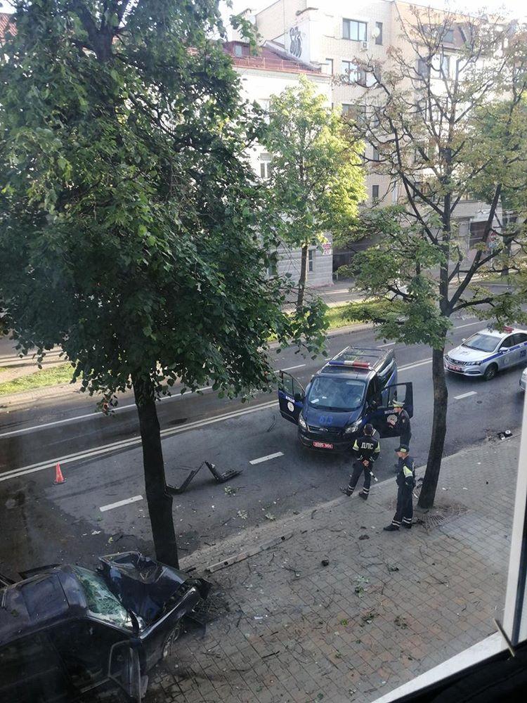 BMW проверил на прочность дерево в Минске