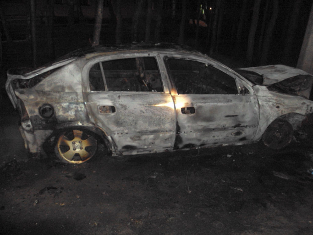В Бресте Opel врезался в столб и загорелся