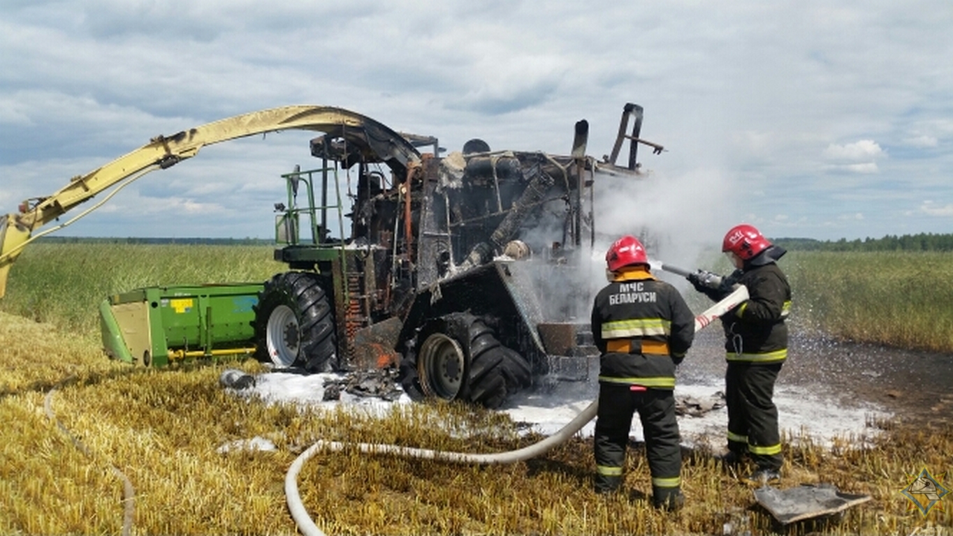 В Рогачевском районе сгорел комбайн