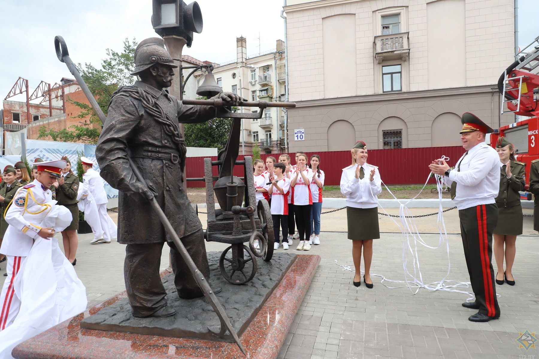 В Минске появилась скульптура пожарного