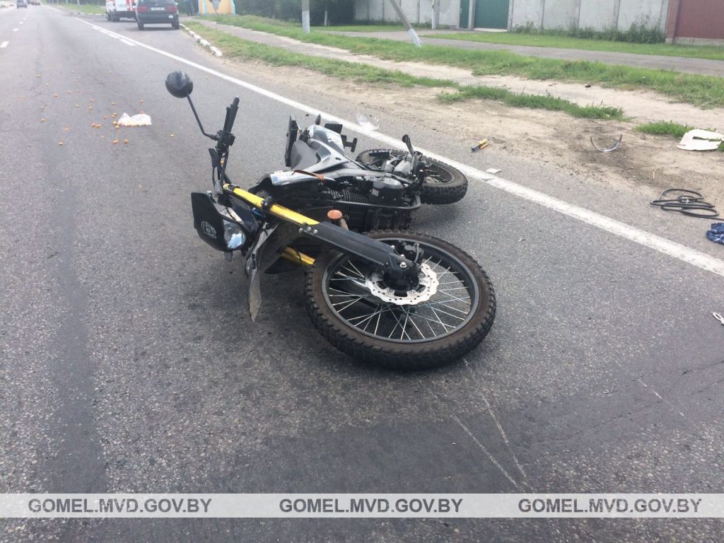 Мотоциклист сбил женщину на пешеходном переходе под Гомелем