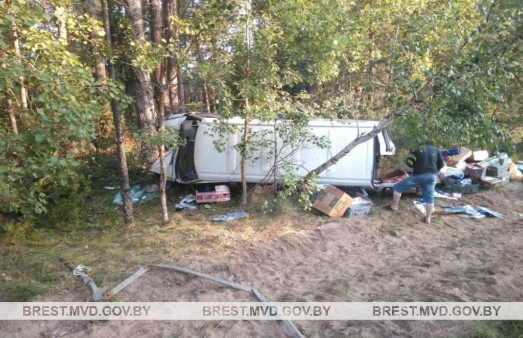 Пассажирка микроавтобуса погибла в ДТП на трассе М-1 в Барановичском районе