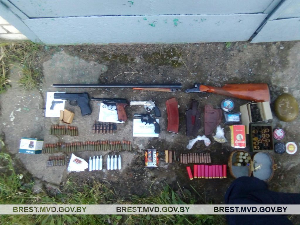 Женщина нашла ящик оружия в гараже умершего мужа в Барановичах