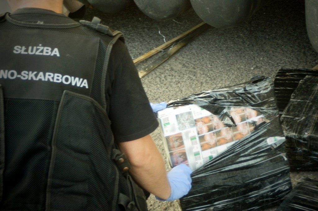 Польские таможенники нашли почти 3000 пачек контрабандных сигарет у беларусов