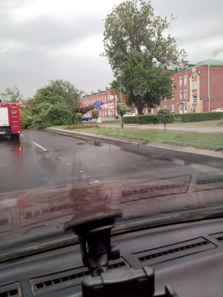 Сильный ветер, град, дожди пришли в Беларусь