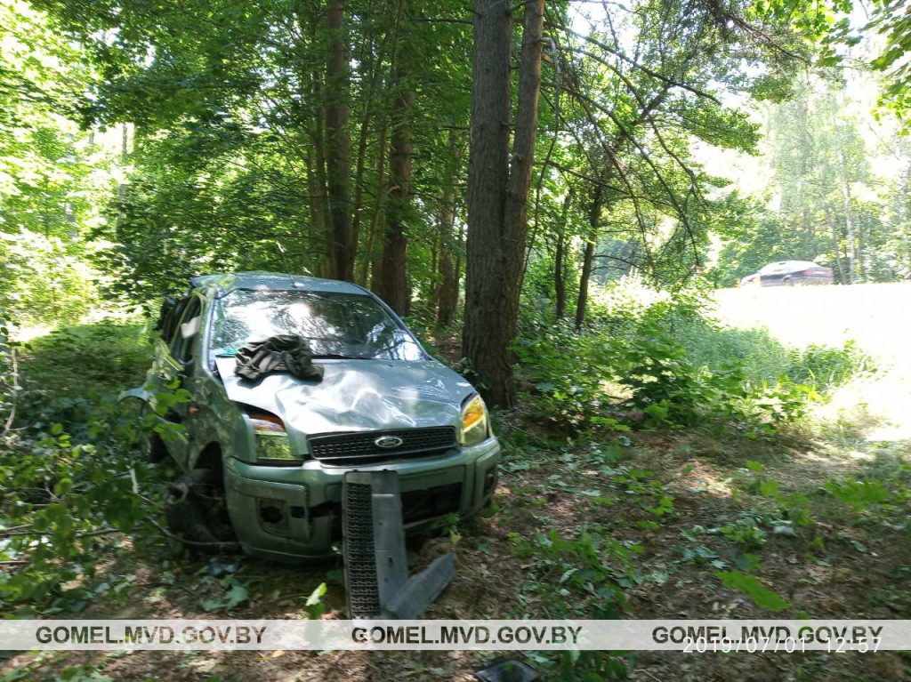 Две легковушки вылетели в кювет на Гомельщине почти одновременно