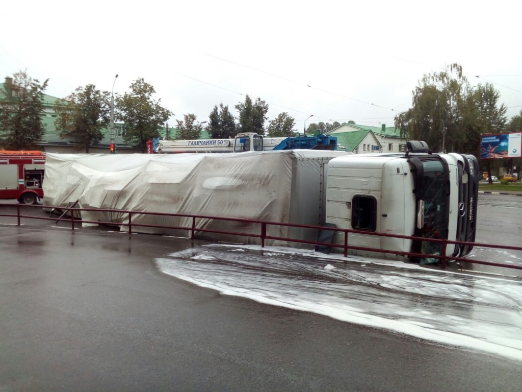 В Витебске возле СИЗО перевернулась фура