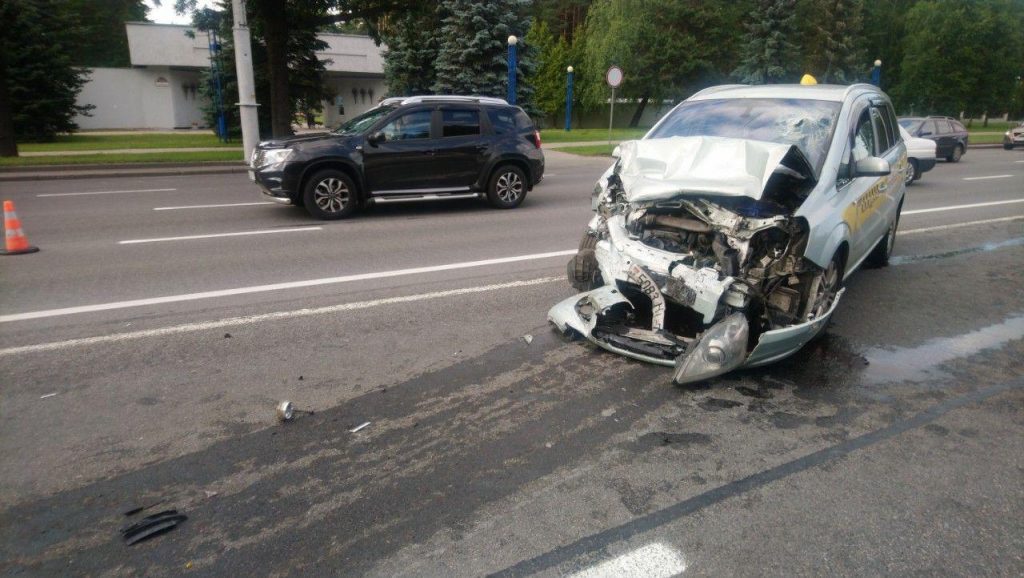 В Минске таксист устроил массовое ДТП на проспекте Независимости, есть пострадавшие