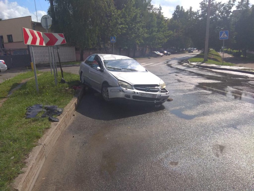 Пьяный водитель Citroen перевернулся на улице Жилуновича в Минске