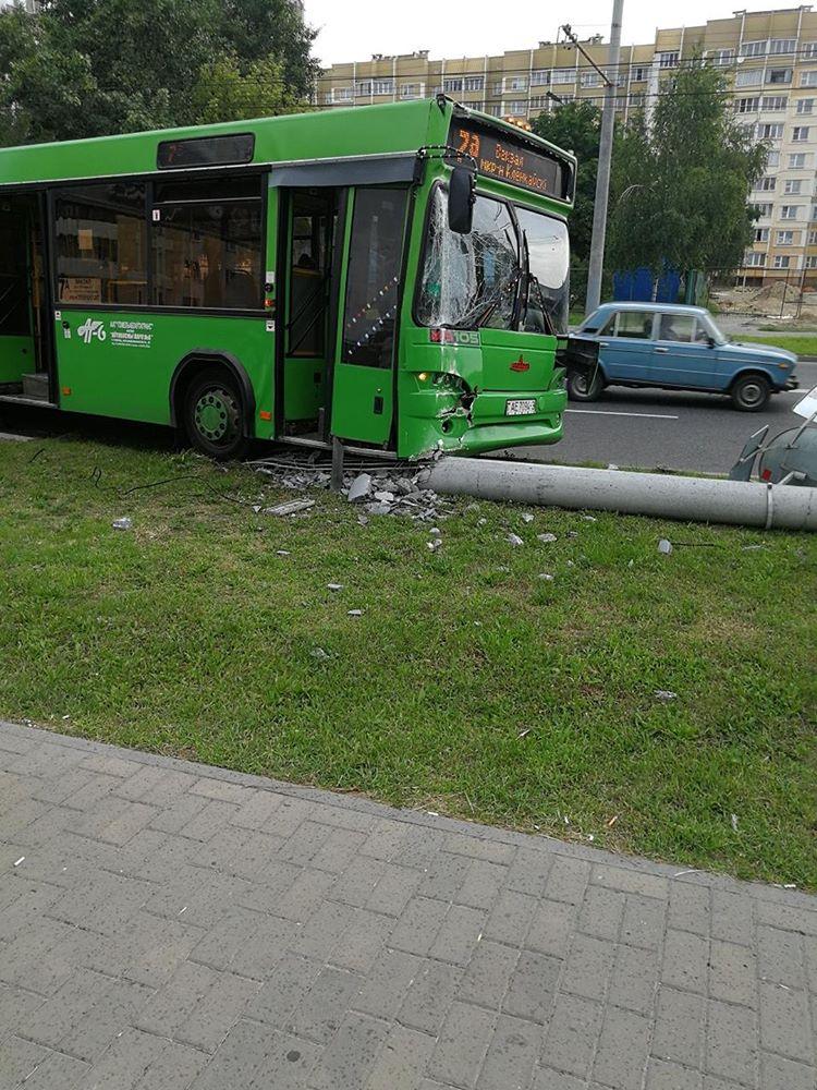 Маршрутный автобус снес столб в Гомеле