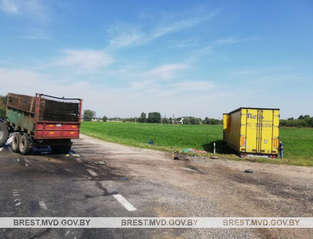 Фура въехала в трактор в Малоритском районе, тракторист погиб